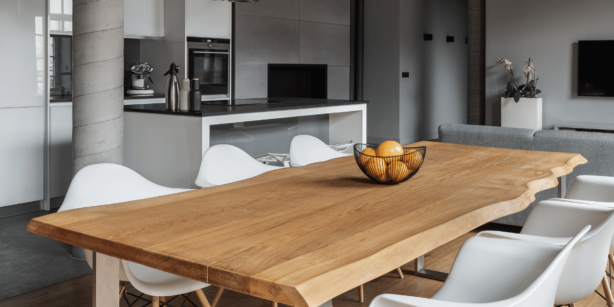 Espacio interior renovado en Terrassa con estilo moderno y materiales duraderos.