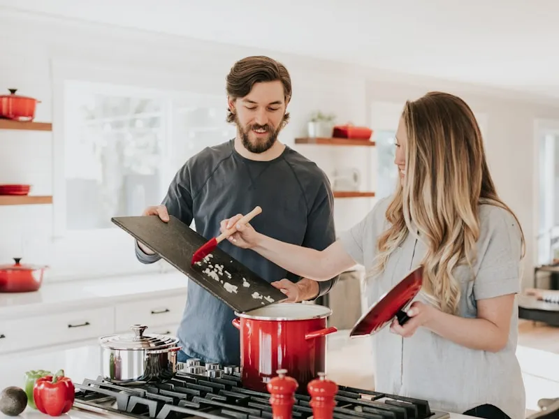 Reforma de cocina abierta al salón en Terrassa, con isla de cocina y diseño moderno