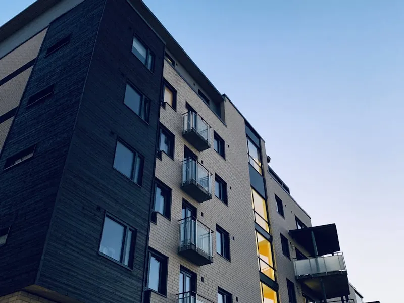 reforma de portal comunitario y bajada de ascensor a cota cero en edificio de Terrassa